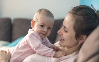 Anne bebeğiyle oynuyor.