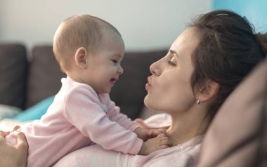 Anne bebeğiyle oynuyor.