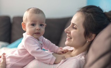 Anne bebeğiyle oynuyor.