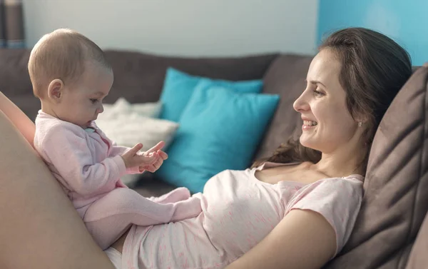 Madre jugando con su bebé — Foto de Stock