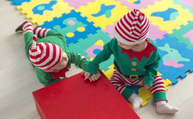 İkiz bebekler elf yardımcı Santa