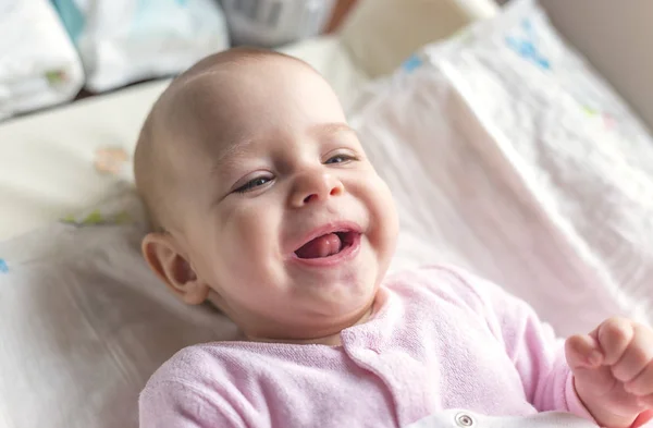敷設笑みを浮かべて赤ちゃんの肖像画 — ストック写真