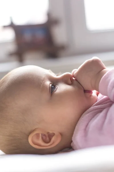 Portrait d'un bébé souriant posé sur une table à langer — Photo