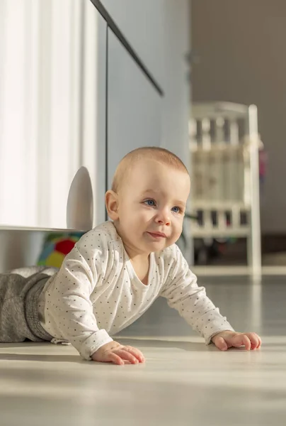 Dětská crawling pod šatníkem — Stock fotografie