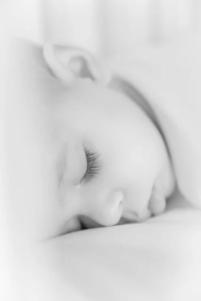 Close-up portret van een prachtige slapende baby — Stockfoto