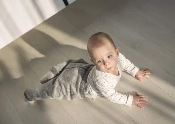 Adorable bebé con ojos azules —  Fotos de Stock