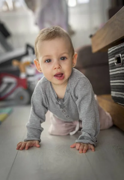 Gatear divertido adorable bebé —  Fotos de Stock