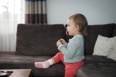 Emzik ile sevimli küçük kız