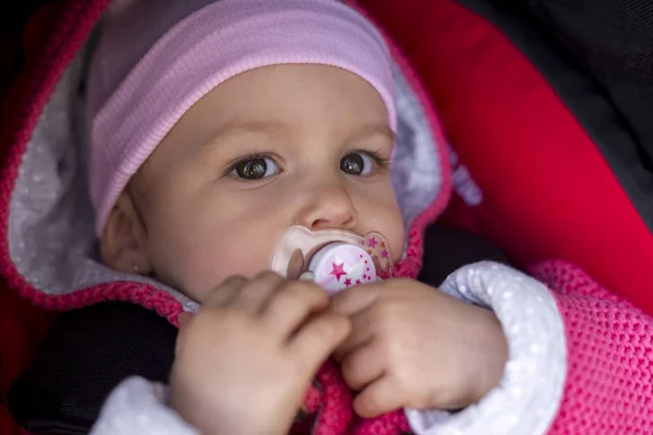 1-årig baby i en barnvagn — Stockfoto