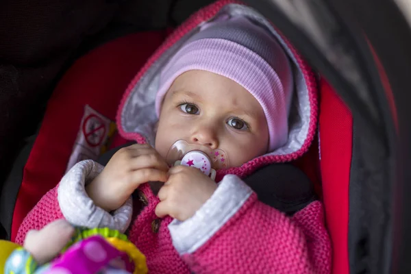 ベビーカーに 1 歳の赤ちゃん — ストック写真