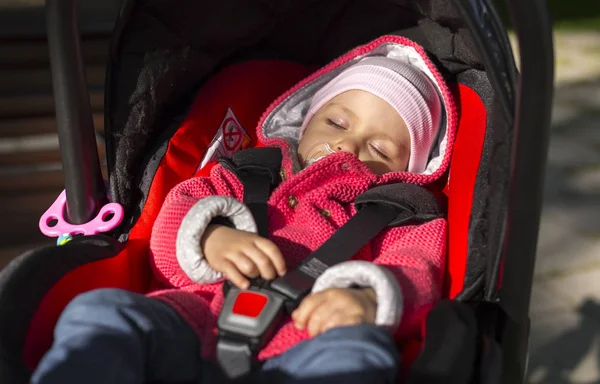 1 år gammal baby sover i en bilbarnstol — Stockfoto