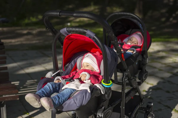 Dupla babakocsi ikrek baba alszik — Stock Fotó