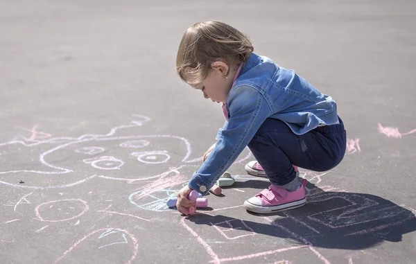 Fille dans un jean veste dessine avec des craies colorées — Photo