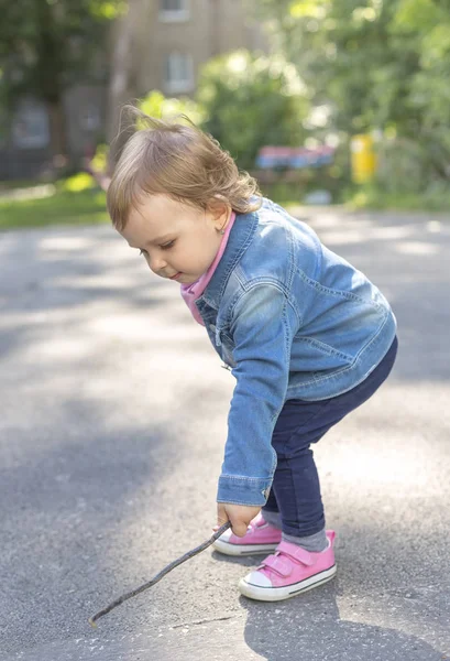 美しい小さな女の子を歩道に模索しています。 — ストック写真