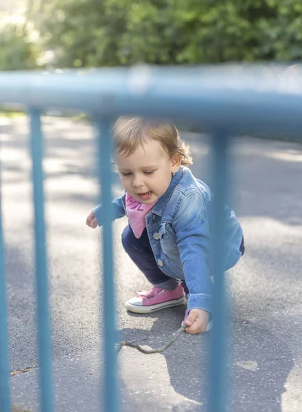 Χαρούμενο το παιδί παίζει στο πάρκο — Φωτογραφία Αρχείου