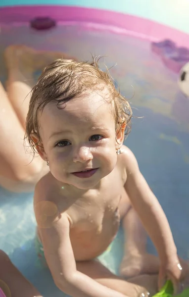 Portré gyermek egy felfújható medence — Stock Fotó
