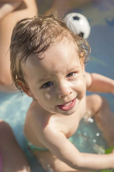 Portré gyermek egy felfújható medence — Stock Fotó