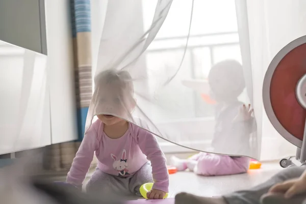 Gemelos juegan con una cortina — Foto de Stock