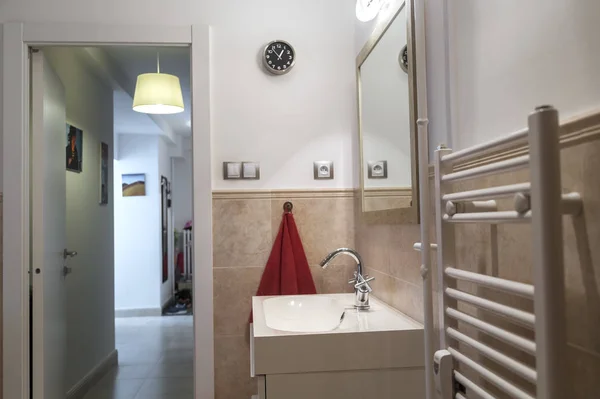 Schönes Badezimmer in einer Zwei-Zimmer-Wohnung — Stockfoto