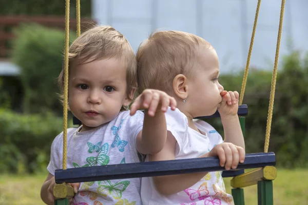 Jumeaux en plein air sur swing — Photo