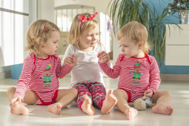 İkizler ve evde oturan ablası