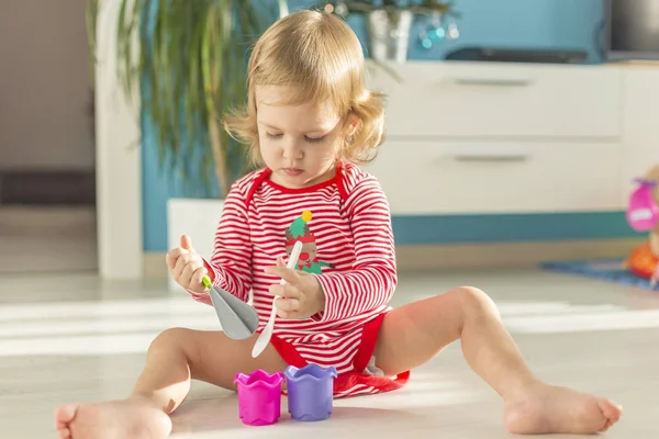 かわいい子は床に座って裸足 — ストック写真