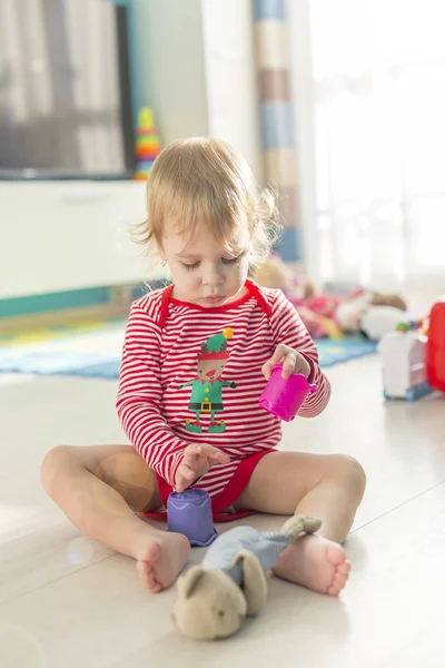 かわいい子は床に座って裸足 — ストック写真