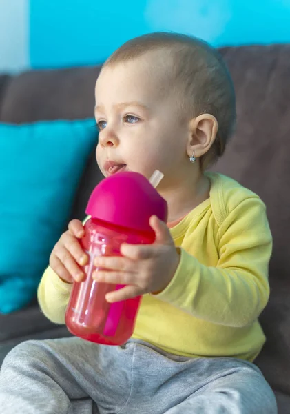 ボトルを保持している青い目の赤ちゃん — ストック写真