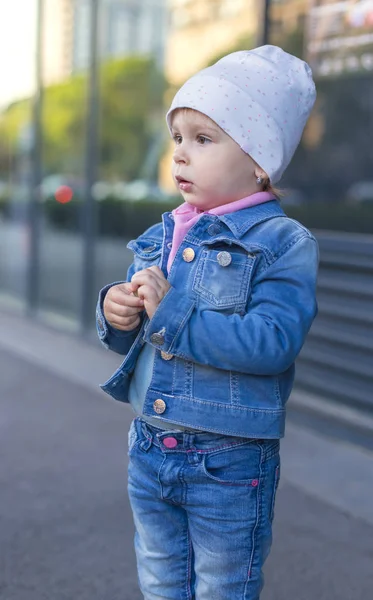 Egy kislány farmer viselni azt mutatja, az utcán — Stock Fotó