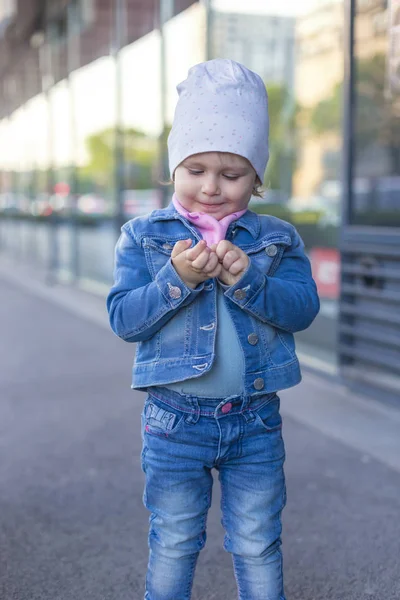 Egy kislány farmer viselni azt mutatja, az utcán — Stock Fotó