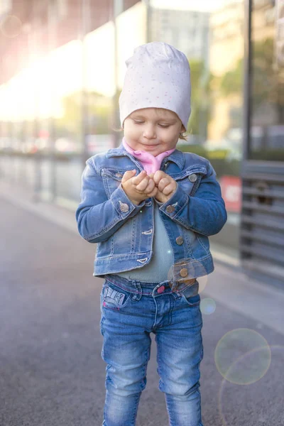 Egy kislány farmer viselni azt mutatja, az utcán — Stock Fotó
