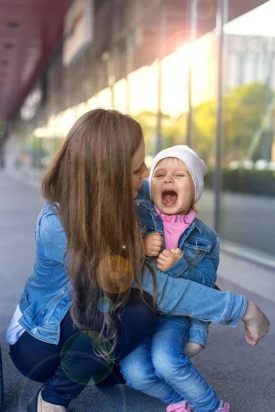 De kreten van het kind en de moeder hugs hem — Stockfoto