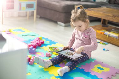 küçük kız dijital tablet kullanma 