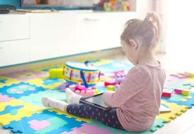 küçük kız dijital tablet kullanma 