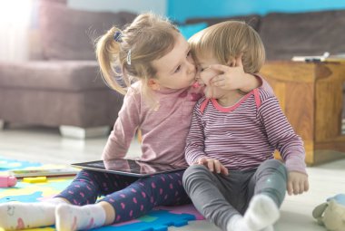 İki küçük kız kardeş evde tablet kullanmak