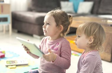 İki küçük kız kardeş evde tablet kullanmak