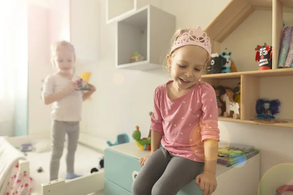 Hermanas jugando en casa diversión — Foto de Stock