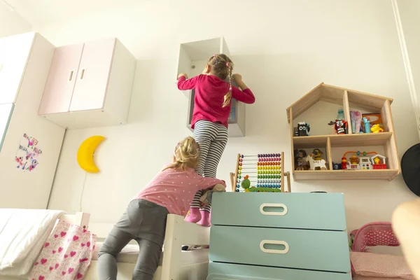 Hermanas jugando en casa diversión — Foto de Stock