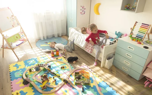 Hermanas jugando en casa diversión — Foto de Stock