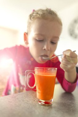 Küçük kız içecekler