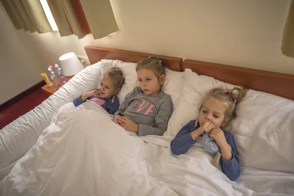 Tres hermanitas tumbadas en camas — Foto de Stock