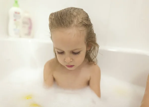 入浴子供 健康と衛生 お風呂の中の小さな子供 — ストック写真