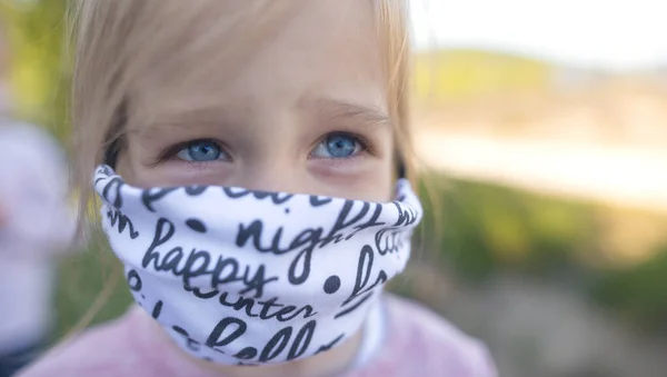 Szczęśliwe Dziecko Europie Wschodniej Broniące Się Maską Przed Koronawirusem Słowacja — Zdjęcie stockowe