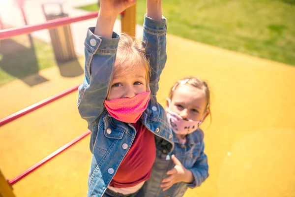 Enfants Heureux Europe Est Jouant Avec Des Masques Faciaux Sur — Photo