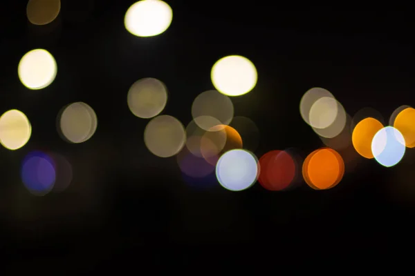 Amarelo laranja bokeh luzes na estrada — Fotografia de Stock