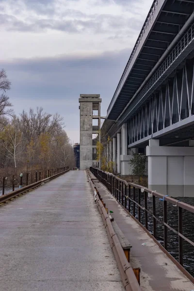 Une vue sur les ponts urbains anciens et nouveaux — Photo