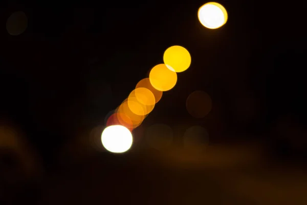 Linha abstrato bokeh de luzes na cidade . — Fotografia de Stock