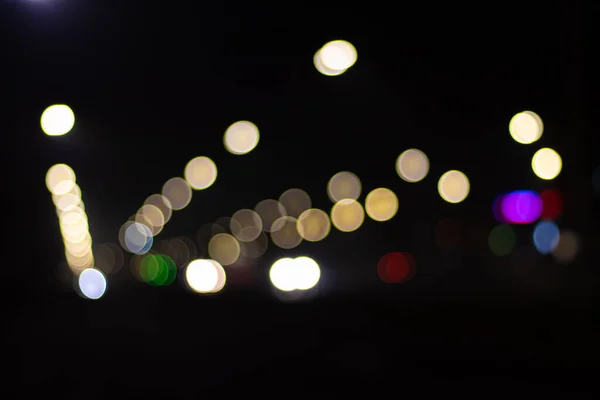 Luces coloridas borrosas de la ciudad sobre el camino — Foto de Stock