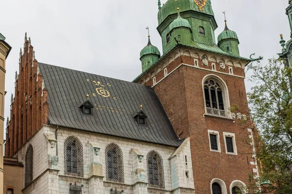 Złote litery na dachu. Widok na Wawel w Krakowie — Zdjęcie stockowe