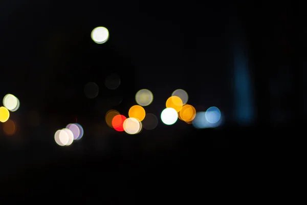 Imagem abstrata de luzes bokeh acima da estrada — Fotografia de Stock